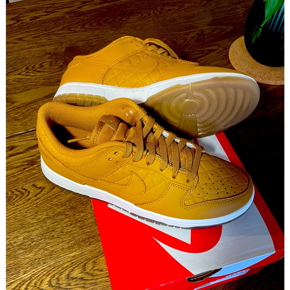 SOLD🎁New Nike Dunk size 8 US Woman AUTHENTIC - Picture 1 of 5